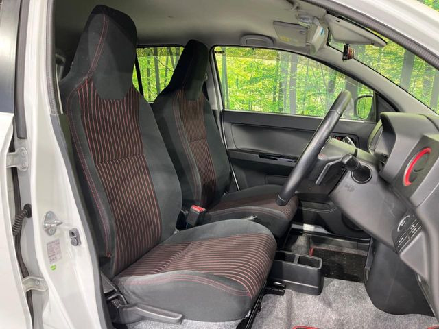 運転席シート廻りは使用感も少なく、良好な状態となっています。前オーナー様が丁寧に使っていたことがよくわかりますね。