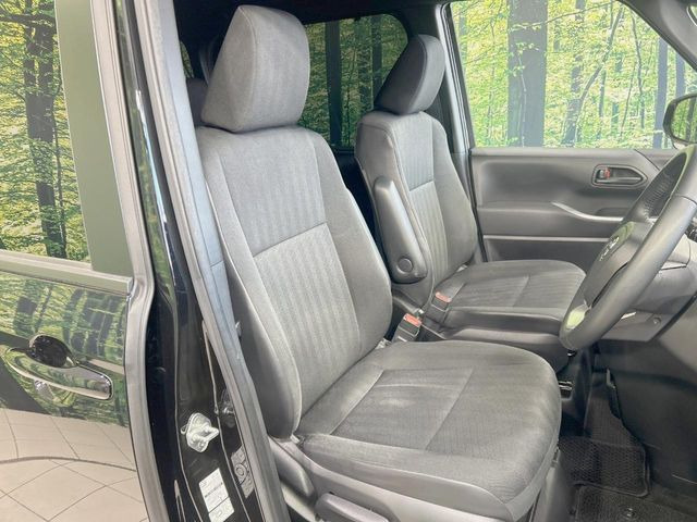 運転席まわりには十分なスペースがあり、大柄な方でもゆったり運転していただける環境です。