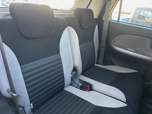 広々とした2列目シートは居住性が高く、居心地も快適!友達や家族とのお出かけにぴったりです。ベビーシートやチャイルドシート使用時も快適にお過ごしいただける十分な空間を確保しています。