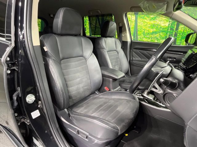 【ハーフレザーシート】高級感と座り心地を両立した人気のシート♪背面・座面のファブリック素材は、通気性の良さや滑りにくさに優れています。気温や服装に左右されず快適にお乗りいただけます。