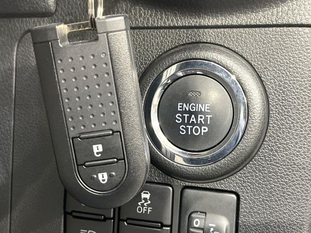 【キーフリーシステム】カバンやポケットに入れたままでもドアの施錠・解錠が可能なスマートキーを装備。エンジンのオン・オフ時もカギを取り出す必要が無いからとっても便利です♪