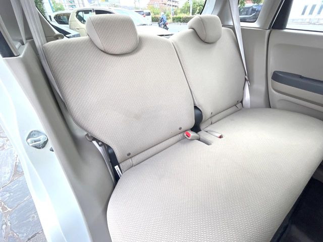 後部座席も気になるようなキズ・汚れやへたり等、大きなダメージはなく、良好な状態です。