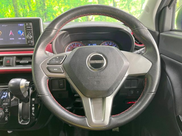 �C���e���A�ɍ��킹���f�U�C���̃X�e�A�����O�́A�^�]�������̂��Ƃ��l���A�^�]���₷���`��A�傫���ł��B�����x�A���ۂɐG���Ă��m���߂��������B