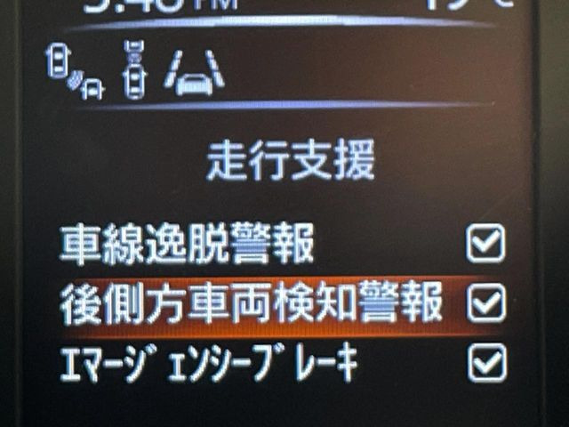 【後方車輛検知】走行中、ドアミラーの死角になりやすい箇所に後続車が接近するとサイドミラー付近に警告を表示、ドライバーに注意喚起をしてくれます。