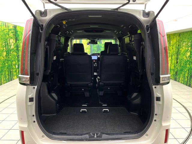二列目シートは前後スライドが可能です。後ろに下げれば足元が広くゆったり座れ、前に詰めれば大きなラゲッジスペースが確保できます。シーンに応じて使い分けできるからとっても便利です♪