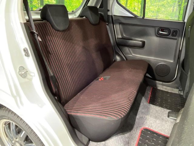 後部座席も気になるようなキズ・汚れやへたり等、大きなダメージはなく、良好な状態です。