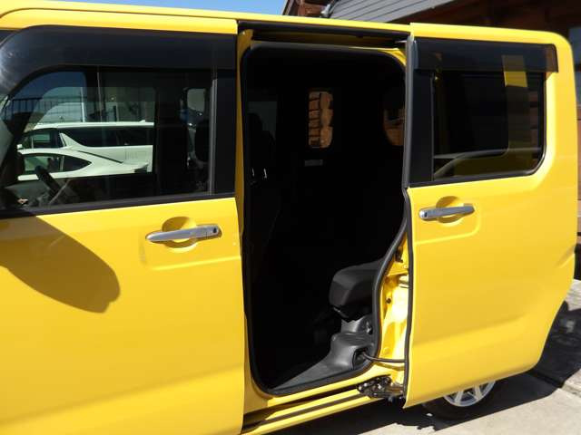 片側パワースライドドア★特に狭い駐車場や手が塞がっているときに便利です!!年配の方からお子様まで乗り降りがスムーズに行えます。