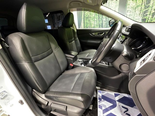 【合皮レザーシート】汚れのふき取りが容易でメンテナンスもが簡単な、機能性に優れる合成皮革を採用した上質なシートです。座り心地もよく、高級感あふれる心地良い車内空間を演出してくれます。