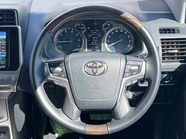 【ウッドコンビステアリング】高級感ある木目調パーツを採用した手に良く馴染むコンビハンドル。運転席廻りの雰囲気も一気に豪華になります!