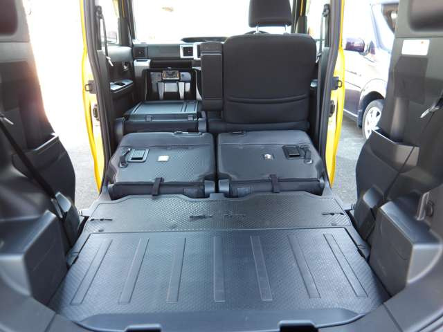 車中泊でも人気の軽自動車です!ウェイクはフラットになるので、ここに寝ることだってできますよ!!