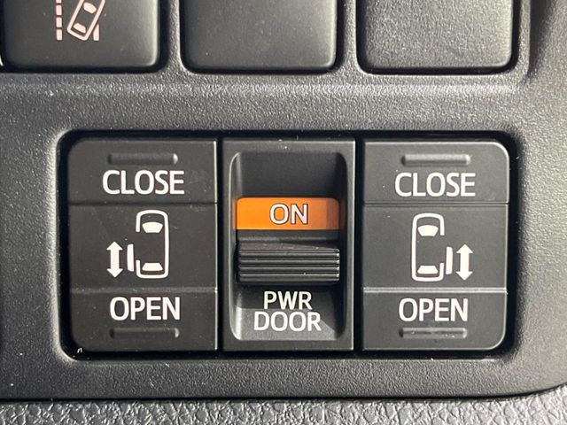 【両側パワースライドドア】スマートキーや運転席のスイッチで後席両側スライドドアの開閉が可能♪電動だから力を入れてドアを開ける必要が無く、小さなお子様でも簡単に開け閉めでき快適です♪