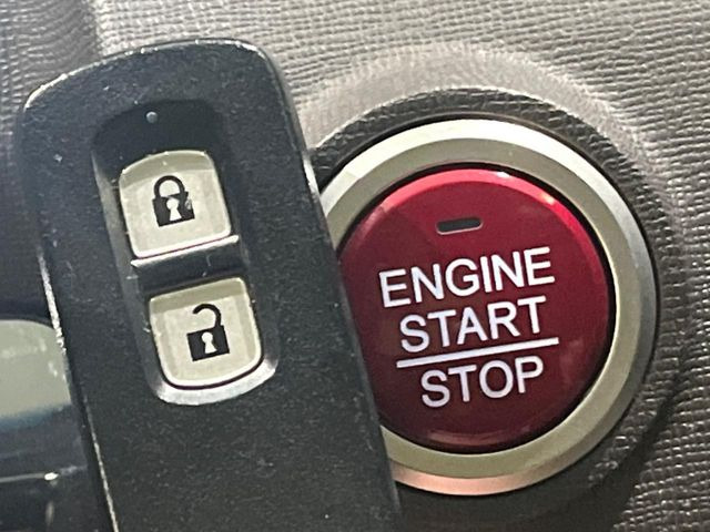 �yHonda�X�}�[�g�L�[�z�J�o����|�P�b�g�ɓ��ꂽ�܂܂ł��h�A�̎{���E�������\�ȃX�}�[�g�L�[�𑕔��B�G���W���̃I���E�I�t�����J�M�����o���K�v����������Ƃ��Ă��֗��ł���