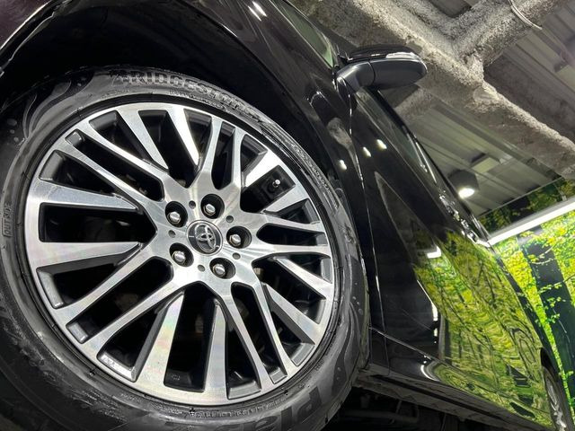 【純正18インチアルミホイール】外観にマッチした純正アルミホイールを装着しております。各種社外アルミホイールや、スタッドレスタイヤも取扱いしております。是非ご相談ください♪