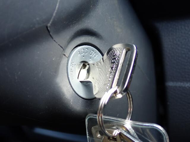 エンジン始動は、キーを差し込むタイプです。