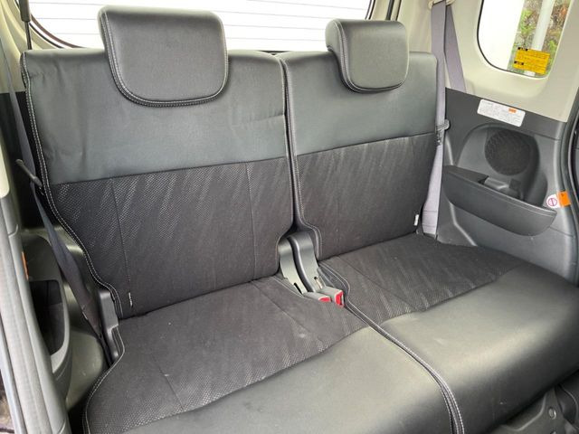 後部座席も気になるようなキズ・汚れやへたり等、大きなダメージはなく、良好な状態です。