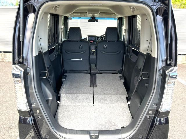 普段のお買い物や通勤、送迎等に十分な荷室スペースを確保しております。セカンドシートを倒すと、大きな荷物の積載も可能です♪