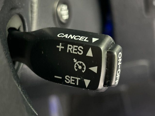 【クルーズコントロール】高速道路もラクラク走行。アクセルを離しても一定速度で走行ができ、長距離運転時の負担を軽減!加速・減速も簡単なスイッチ操作で調整できます。