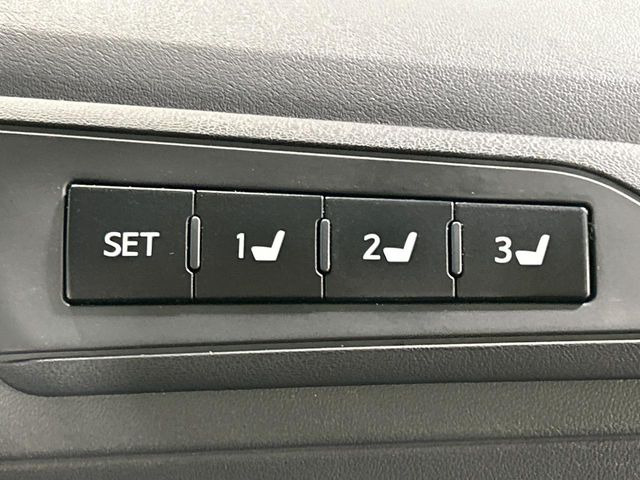 【メモリー機能付きパワーシート】ドライバーごとに設定したシート位置を記憶して、ボタン一つで切り替えできる便利な機能!運転する方が複数名いらっしゃるご家庭におすすめです♪