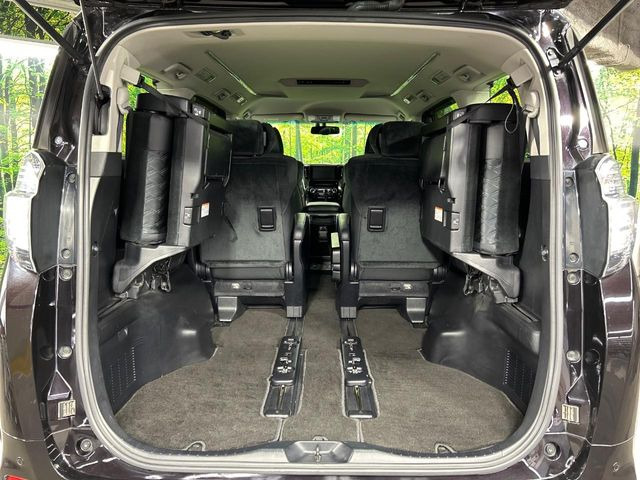 ラゲッジルームは、大容量のスペースを確保。普段のお買い物からレジャーまで、幅広く活躍してくれます!また、リアシートを倒すことでバリエーション豊かにお使いいただけます。