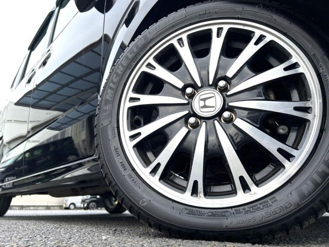 【純正15インチアルミホイール】外観にマッチした純正アルミホイールを装着しております。各種社外アルミホイールや、スタッドレスタイヤも取扱いしております。是非ご相談ください♪