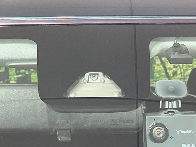 【スマートアシスト】走行中に前方の車両等を認識し、衝突しそうな時は警報とブレーキで衝突回避と被害軽減をアシスト。より安全にドライブをお楽しみいただけます。