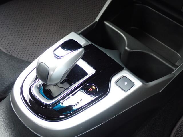 シフトノブはスレがなく、きれいな状態です。いつでも触れる部分がきれいだと大切に乗られていたことが分かりますよ。