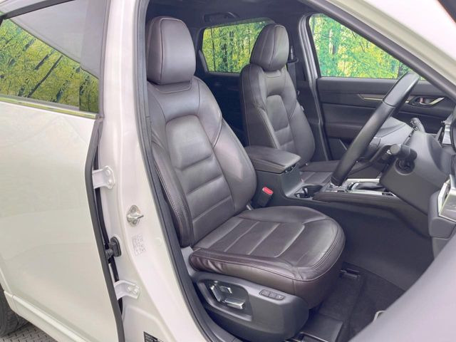 運転席シート廻りは使用感も少なく、良好な状態となっています。前オーナー様が丁寧に使っていたことがよくわかりますね。