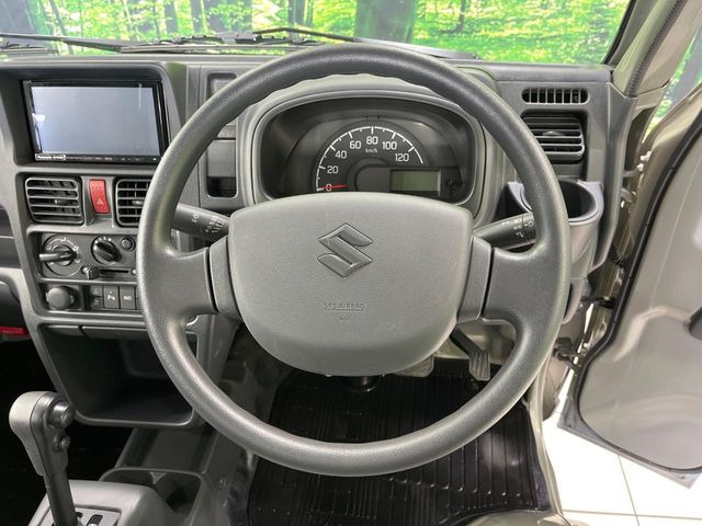 インテリアに合わせたデザインのステアリングは、運転される方のことも考え、運転しやすい形状、大きさです。是非一度、実際に触ってお確かめください。