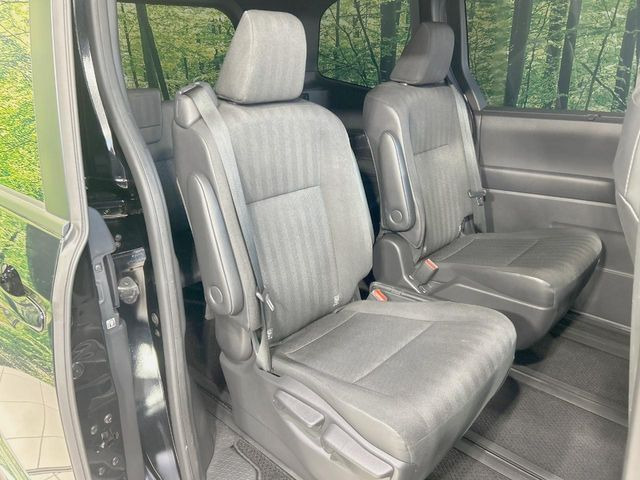 二列目中央はウォークスルーとなっております。二列目と三列目の移動や乗り降りがとっても楽になるので、乗り降りの際もストレスを感じることはありません♪