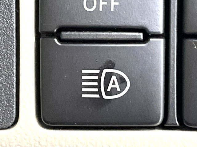 【アダプティブハイビーム】遠くまで明るく照らすハイビームを先行車や対向車に照射しない様、自動で調整!毎回手動で切り替える必要がなく、夜間走行時のストレスも軽減。安全性向上にも寄与します。