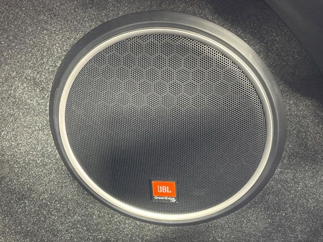 �yJBL�T�E���h�V�X�e���z���[�J�[�I�v�V�����̍��i�ʃT�E���h�V�X�e���𓋍ځB��p�̃`���[�j���O���{���ꂽ�召�l�X�ȃX�s�[�J�[����ǎ��ȃT�E���h���t�ł��A�Տꊴ���ӂ�鉹����Ԃ����o���܂��B