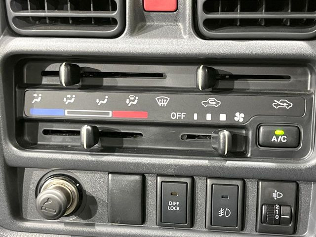 寒い冬も暑い夏も全席に快適な空調を届けてくれる、ダイヤル式エアコンを装備♪