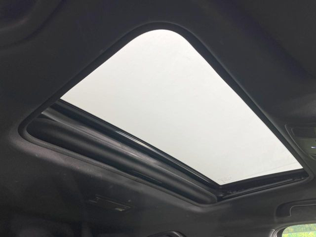 【サンルーフ】ボタンひとつで開閉可能!開放感たっぷりのサンルーフが装着されています!車内に明かりを取り入れたり景色を楽しむ以外にも、よどみがちな車内の空気も簡単に換気できて快適です!