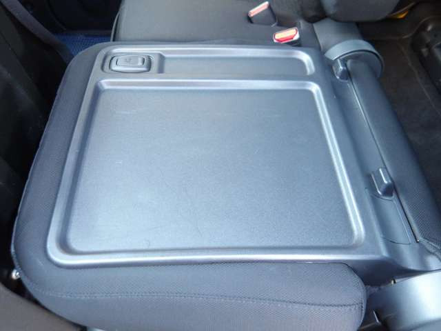 後席テーブル★長距離のドライブでも折りたたんで格納できるので乗り降りの邪魔になりません!