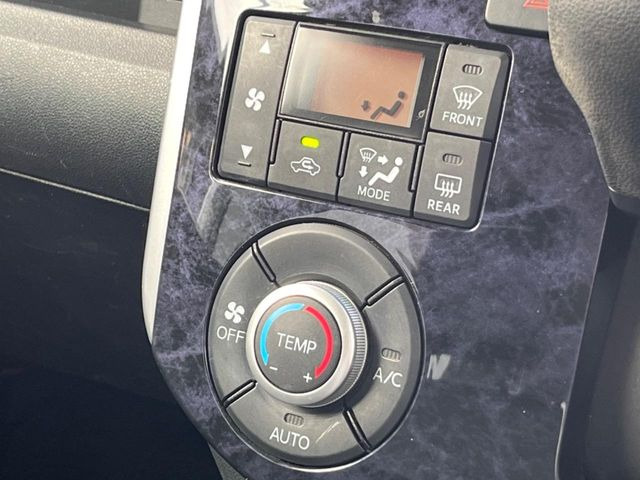 【オートエアコン】一度お好みの温度に設定すれば、車内の温度を検知し風量や温度を自動で調整。暑い…寒い…と何度もスイッチ操作をする必要はありません。快適な車内空間には必須の機能ですね♪