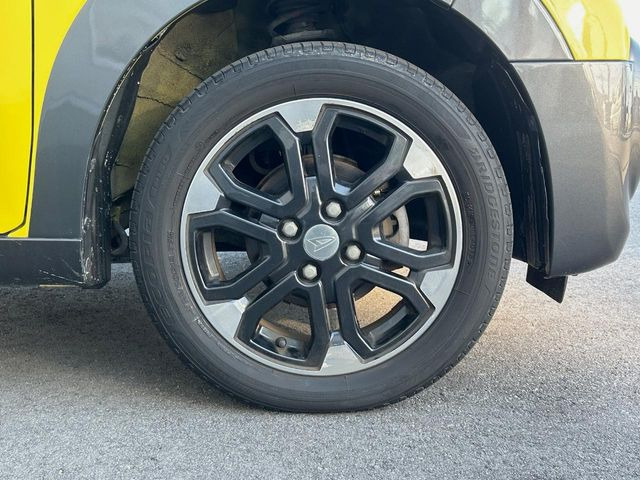 【純正15インチアルミホイール】外観にマッチした純正アルミホイールを装着しております。各種社外アルミホイールや、スタッドレスタイヤも取扱いしております。是非ご相談ください♪