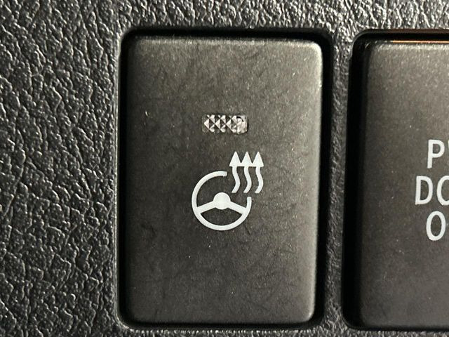 【ステアリングヒーター】冬場に冷たくなりやすい革巻きステアリングを、スイッチ一つで素早く適温に!エアコンよりも早く温まってくれるので、寒い日の運転も快適になりますね♪