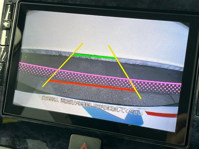 【バックカメラ】駐車時に後方がリアルタイム映像で確認できます。大型商業施設や立体駐車場での駐車時や、夜間のバック時に大活躍!運転スキルに関わらず、今や必須となった装備のひとつです!