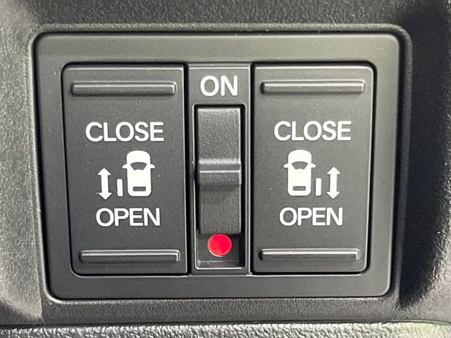 【両側パワースライドドア】スマートキーや運転席のスイッチで後席両側スライドドアの開閉が可能♪電動だから力を入れてドアを開ける必要が無く、小さなお子様でも簡単に開け閉めでき快適です♪