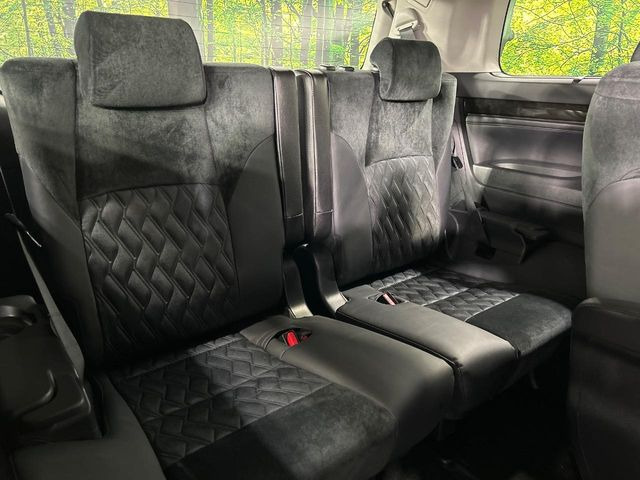3列目シートはもちろん状態良好☆大人でもゆったりと座って頂けますので、大人数でのお出かけもラクラクです♪ご家族で、気の知れた仲間で、ドライブに行くのが楽しみですね♪