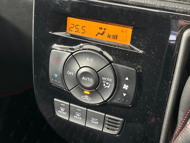 【オートエアコン】一度お好みの温度に設定すれば、車内の温度を検知し風量や温度を自動で調整。暑い&hellip;寒い&hellip;と何度もスイッチ操作をする必要はありません。快適な車内空間には必須の機能ですね♪