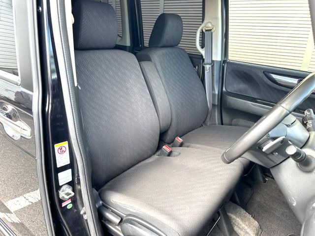 運転席シート廻りは使用感も少なく、良好な状態となっています。丁寧に使われていたことがよくわかりますね。