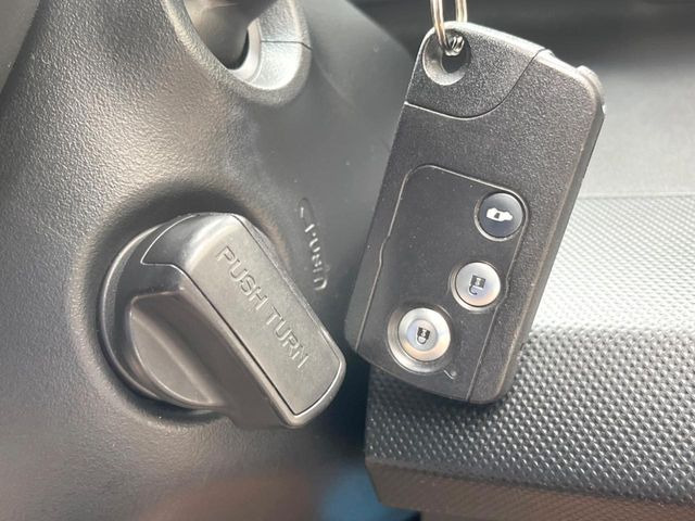 �yHonda�X�}�[�g�L�[�z�J�o����|�P�b�g�ɓ��ꂽ�܂܂ł��h�A�̎{���E�������\�ȃX�}�[�g�L�[�𑕔��B�G���W���̃I���E�I�t�����J�M�����o���K�v����������Ƃ��Ă��֗��ł���