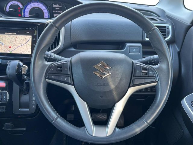 【純正革巻きステアリング】上質な革を使用することで、手にしっかり馴染みとても運転しやすいハンドルです♪