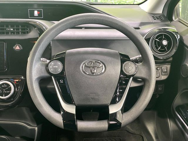 インテリアに合わせたデザインのステアリングは、運転される方のことも考え、運転しやすい形状、大きさです。是非一度、実際に触ってお確かめください。