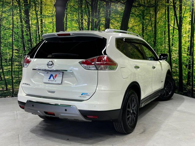 【ルーフレール】外観の魅力を引き立てるとともに、ウィンタースポーツや釣り、ロードバイク等で使う各種ギアを積むキャリア取り付けベースに!アクティブなカーライフを楽しむには必須の装備ですね!