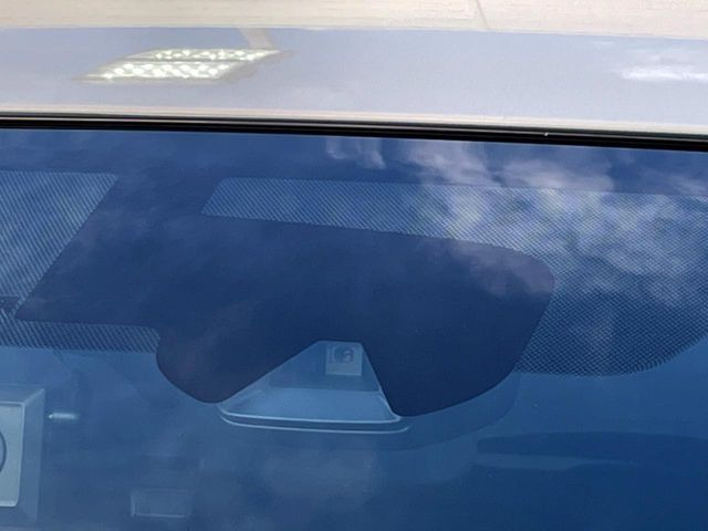 【エマージェンシーブレーキ】走行中に前方の車両等を認識し、衝突しそうな時は警報とブレーキで衝突回避と被害軽減をアシスト。より安全にドライブをお楽しみいただけます。