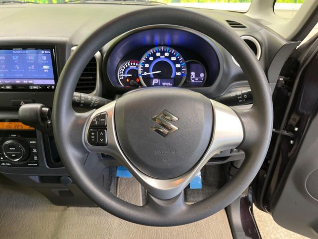 【デュアルカメラブレーキサポート】2つのカメラで歩行者や車を検知。衝突の危険が高いと判断した場合に警報や緊急ブレーキで衝突回避や衝突時の被害軽減を支援。さらに前進時の踏み間違い防止もアシストします。