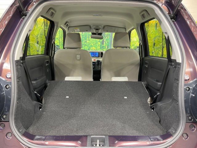 ラゲッジルームは、大容量のスペースを確保。普段のお買い物からレジャーまで、幅広く活躍してくれます!また、リアシートを倒すことでバリエーション豊かにお使いいただけます。