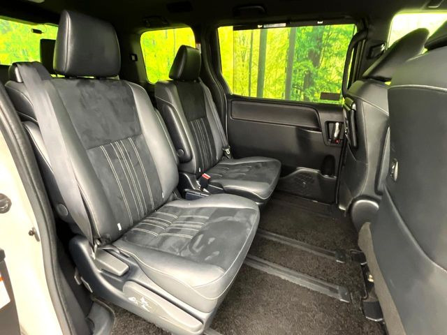 二列目中央はウォークスルーとなっております。二列目と三列目の移動や乗り降りがとっても楽になるので、乗り降りの際もストレスを感じることはありません♪